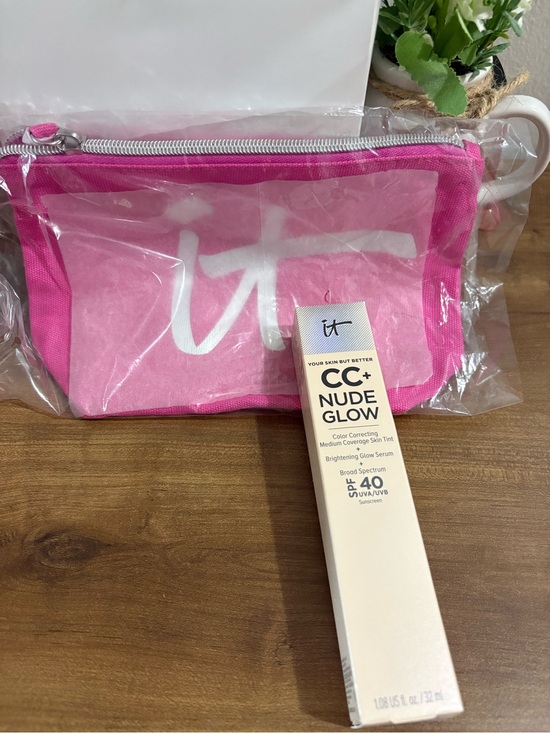 it cosmetics Other - IT Cosmetics CC+ Nude Glow Foundation + Glow SPF 40- Light and Makeup Bag Bundle